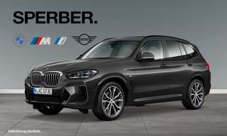 Schräge Frontansicht auf einen BMW X3 , freigestellt