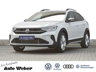 Schräge Frontansicht auf einen Volkswagen Taigo , freigestellt