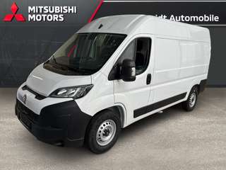 Schräge Frontansicht auf einen Citroën Jumper , freigestellt
