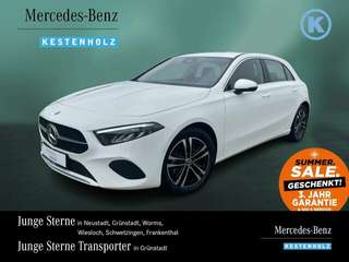 Schräge Frontansicht auf einen Mercedes-Benz A-Klasse , freigestellt
