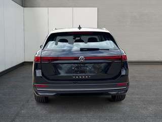 Schräge Frontansicht auf einen Volkswagen Passat , freigestellt
