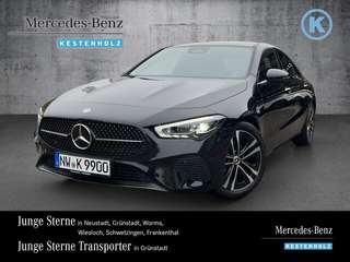 Schräge Frontansicht auf einen Mercedes-Benz CLA , freigestellt