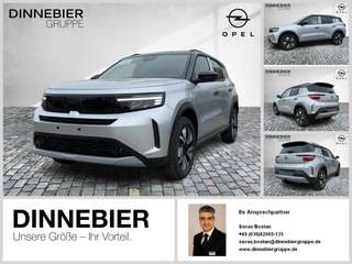 Schräge Frontansicht auf einen Opel Frontera , freigestellt