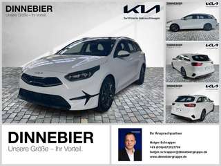 Schräge Frontansicht auf einen Kia cee'd , freigestellt