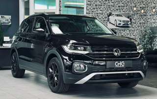 Schräge Frontansicht auf einen Volkswagen T-Cross , freigestellt