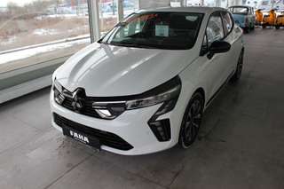 Schräge Frontansicht auf einen Mitsubishi Colt , freigestellt