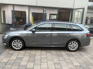 Schräge Frontansicht auf einen Skoda Octavia , freigestellt