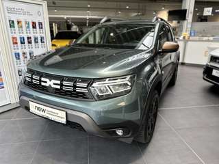 Schräge Frontansicht auf einen Dacia Duster , freigestellt