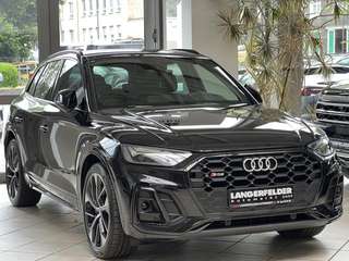Schräge Frontansicht auf einen Audi SQ5 , freigestellt