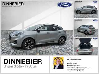Schräge Frontansicht auf einen Ford Puma , freigestellt