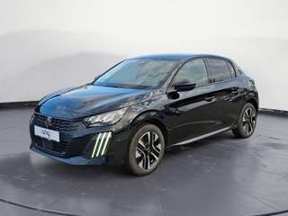 Schräge Frontansicht auf einen Peugeot e-208 , freigestellt