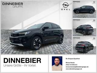 Schräge Frontansicht auf einen Opel Grandland X , freigestellt