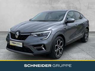 Schräge Frontansicht auf einen Renault Arkana , freigestellt