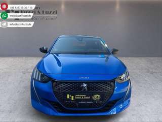 Schräge Frontansicht auf einen Peugeot 208 , freigestellt