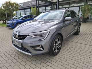 Schräge Frontansicht auf einen Renault Arkana , freigestellt