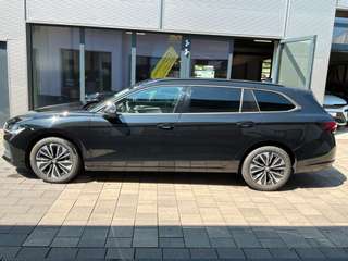 Schräge Frontansicht auf einen Skoda Superb , freigestellt