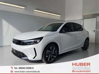 Schräge Frontansicht auf einen Opel Corsa , freigestellt