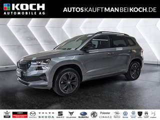 Schräge Frontansicht auf einen Skoda Karoq , freigestellt