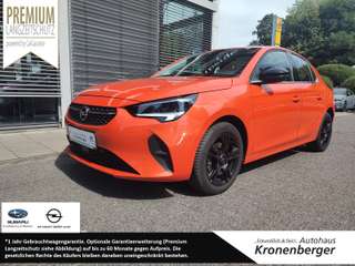 Schräge Frontansicht auf einen Opel Corsa , freigestellt