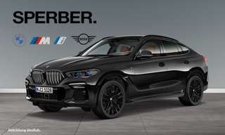Schräge Frontansicht auf einen BMW X6 , freigestellt