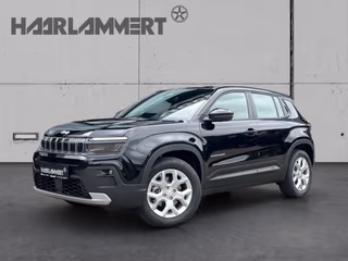 Schräge Frontansicht auf einen Jeep Avenger , freigestellt
