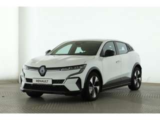 Schräge Frontansicht auf einen Renault Megane E-TECH , freigestellt