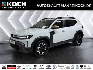 Schräge Frontansicht auf einen Dacia Duster , freigestellt