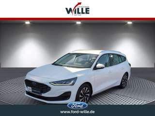 Schräge Frontansicht auf einen Ford Focus , freigestellt