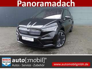 Schräge Frontansicht auf einen Skoda ENYAQ , freigestellt