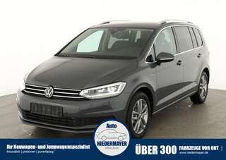 Schräge Frontansicht auf einen Volkswagen Touran , freigestellt