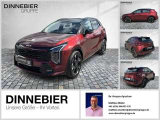 Schräge Frontansicht auf einen Kia Sportage , freigestellt