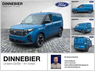 Schräge Frontansicht auf einen Ford Transit Courier , freigestellt