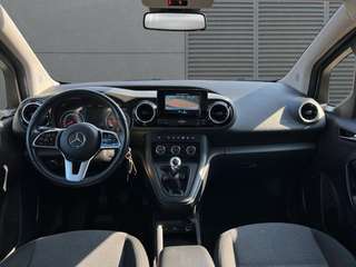Schräge Frontansicht auf einen Mercedes-Benz Citan , freigestellt