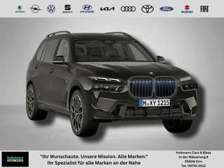 Schräge Frontansicht auf einen BMW X7 , freigestellt