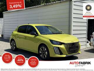 Schräge Frontansicht auf einen Peugeot 208 , freigestellt