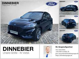 Schräge Frontansicht auf einen Ford Kuga , freigestellt