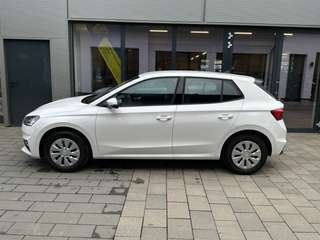 Schräge Frontansicht auf einen Skoda Fabia , freigestellt