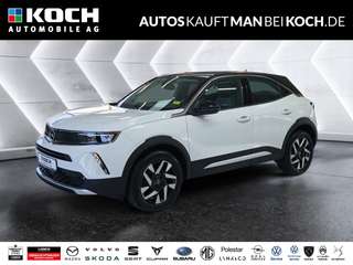 Schräge Frontansicht auf einen Opel Mokka , freigestellt