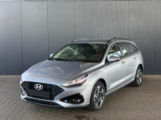 Schräge Frontansicht auf einen Hyundai i30 , freigestellt
