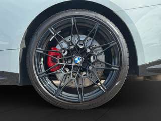 Schräge Frontansicht auf einen BMW 4er-Reihe , freigestellt