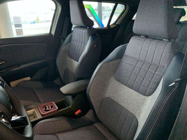 Fahrzeugbild eines Renault 4 E-TECH