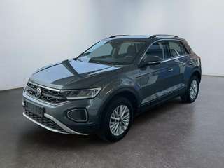 Schräge Frontansicht auf einen Volkswagen T-Roc , freigestellt