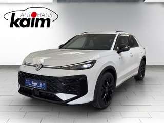 Schräge Frontansicht auf einen Volkswagen T-Roc , freigestellt