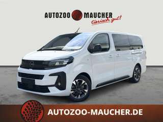 Schräge Frontansicht auf einen Opel Zafira Life , freigestellt