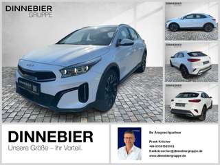 Schräge Frontansicht auf einen Kia XCeed , freigestellt