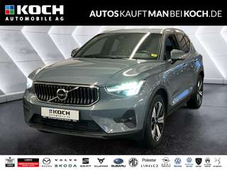 Schräge Frontansicht auf einen Volvo XC40 , freigestellt