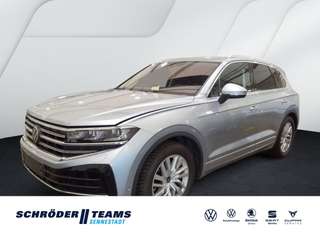 Schräge Frontansicht auf einen Volkswagen Touareg , freigestellt