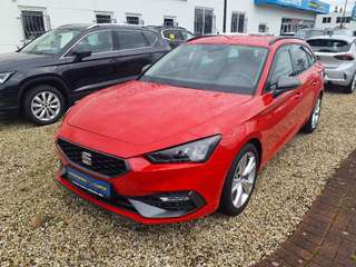 Schräge Frontansicht auf einen SEAT Leon , freigestellt