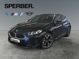 Schräge Frontansicht auf einen BMW 1er-Reihe , freigestellt