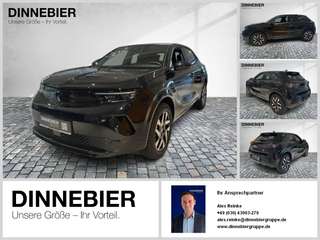 Schräge Frontansicht auf einen Opel Mokka , freigestellt